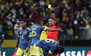 Árbitro Andrés Tobar mostra cartão amarelo para colombiano Wilmar Barrios durante partida entre Brasil e Colômbia pelas eliminatórias para a Copa do Mundo - arbitragem - juiz