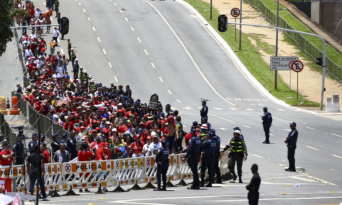 Apoiadores do presidente eleito do Brasil, Luiz Inácio Lula da Silva, se reúnem antes da cerimônia de posse, em Brasília