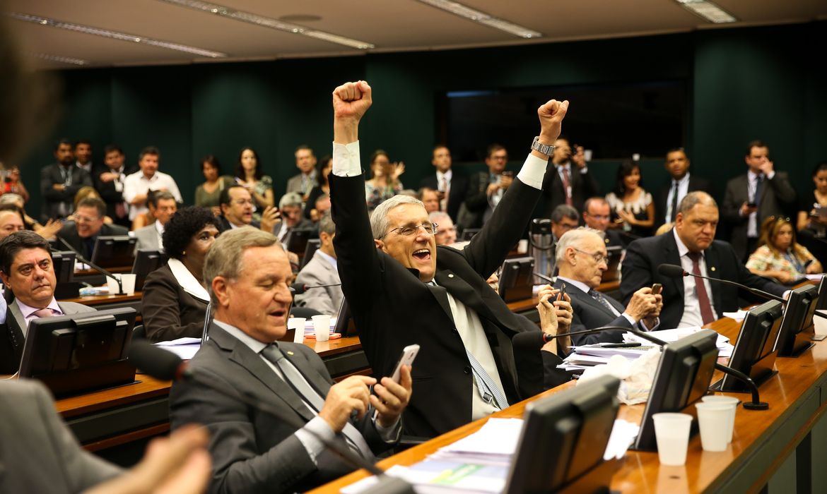 Brasília - A Comissão Especial da Reforma Trabalhista aprova o parecer do relator, deputado Rogério Marinho (Marcelo Camargo/Agência Brasil)