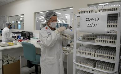 Um funcionário do laboratório Hermes Pardini trabalha no teste da doença do coronavírus (COVID-19) com amplificação por PCR, em Vespasiano, perto de Belo Horizonte, Brasil, em 23 de julho de 2020. Foto tirada em 23 de julho de 2020. REUTERS /