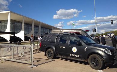 Três viaturas do Batalhão de Operações Especiais (Bope) da Polícia Militar foram deslocadas para o Palácio do Planalto depois que três volumes foram deixados em frente ao prédio (Luana Lourenço/Agência Brasil)