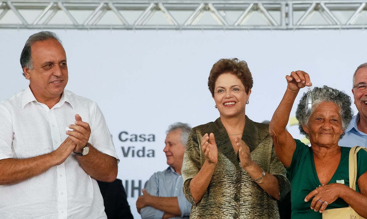 Presidenta Dilma Rousseff durante entrega das chaves à senhora Heloísa Helena de Souza, contemplada no programa habitacional do residencial Volterra, do Programa Minha Casa Minha Vida (Roberto Stuckert Filho/PR)
