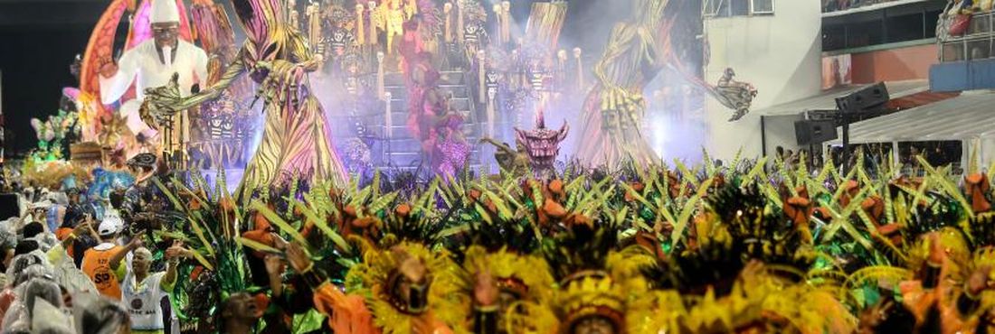 São Paulo: desfile da escola de samba Unidos do Peruche no Carnaval de 2015