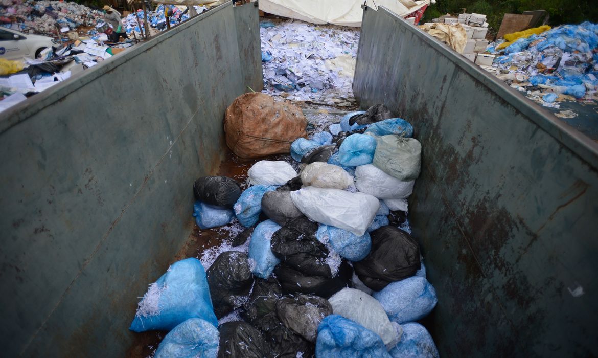 Catadores de lixo podem aproveitar resíduos de prédios públicos de Brasília
