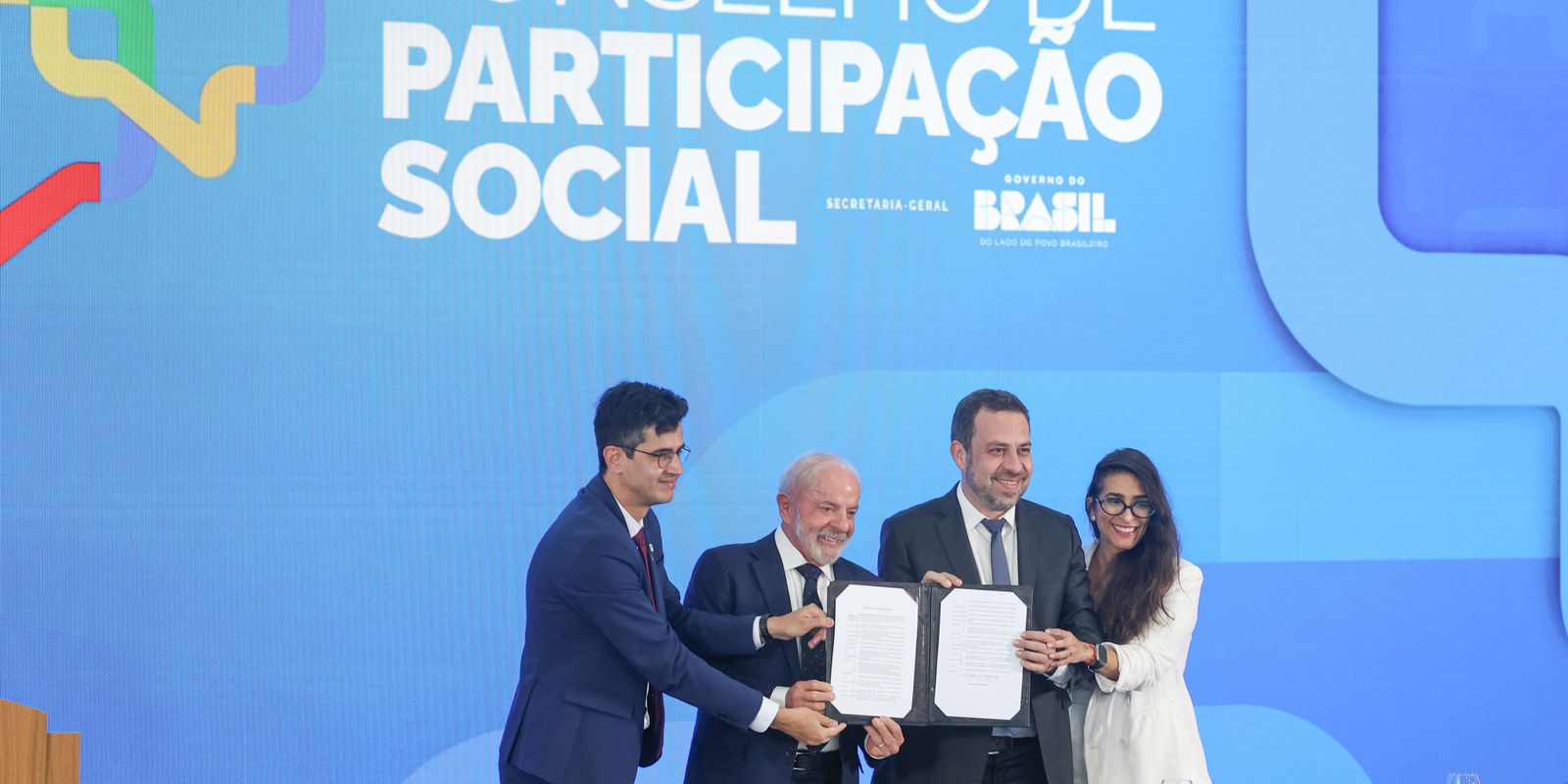 Lula destaca conquistas e reforça diálogo com movimentos sociais