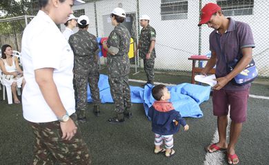 Tabatinga/AM - Tabatinga/AM - Frank Mendonça viajou dois dias para levar seu filho Jonatan ao pediatra  (Antonio Cruz/Agência Brasil)
