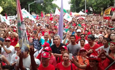Manifestantes contrários ao impeachment da presidenta Dilma Rousseff assistem à votação da Câmara dos Deputados na Avenida da Universidade, no bairro Benfica, em Fortaleza 