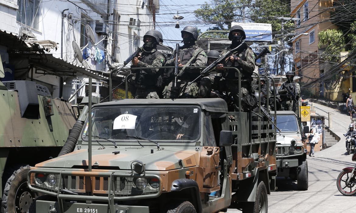 Rio de Janeiro - Forças Armadas voltam à Rocinha para auxiliar a polícia em buscas no entorno da comunidade (Tânia Rêgo/Agência Brasil)