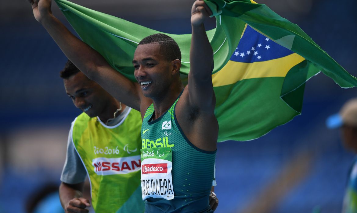 Rio de Janeiro - Ricardo Costa Oliveira comemora a conquista da medalha de ouro no salto a distância T11. Primeira medalha de ouro do Brasil nas Paralimpíadas Rio 2016 (Tânia Rêgo/Agência Brasil)