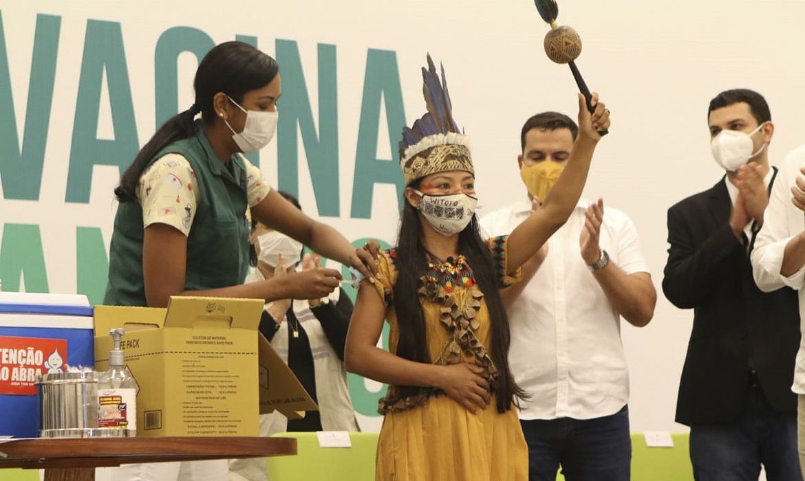 Vacinação no Amazonas começa e profissional de enfermagem de origem indígena é primeira imunizada