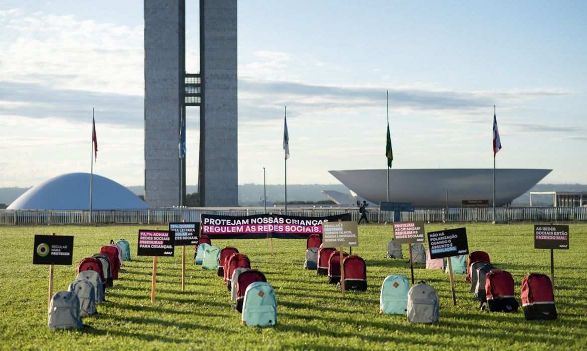 Brasília (DF), 02.05.2023- Mochilas de estudantes são colocadas em frente ao Congresso Nacional e homenagem às crianças mortas em ataques a escolas. Há possibilidade do PL das Fake News ser votado hoje. Foto: AVAAZ/Divulgação