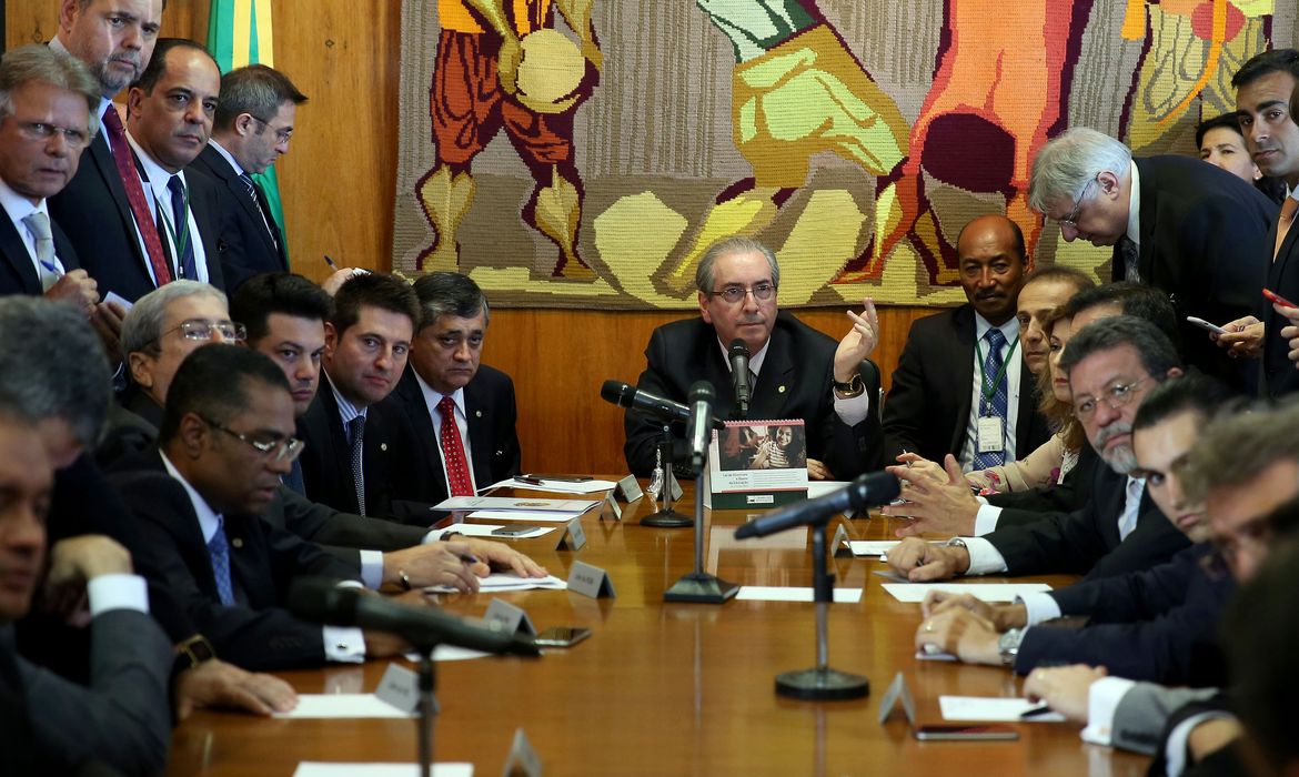 Brasília - Eduardo Cunha preside reunião de líderes partidários para definir detalhes da votação do pedido de impeachment da presidenta Dilma Rousseff no plenário da Câmara dos Deputados  (Wilson Dias/Agência Brasil)