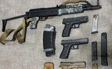 Brasília (DF), 14/07/2025 - PF cumpre mandado e apreende armas de fogo em residência em Ponta Porã/MS
Mandado de busca e apreensão resulta na apreensão de fuzil e pistolas
Foto: Polícia Federal/Divulgação