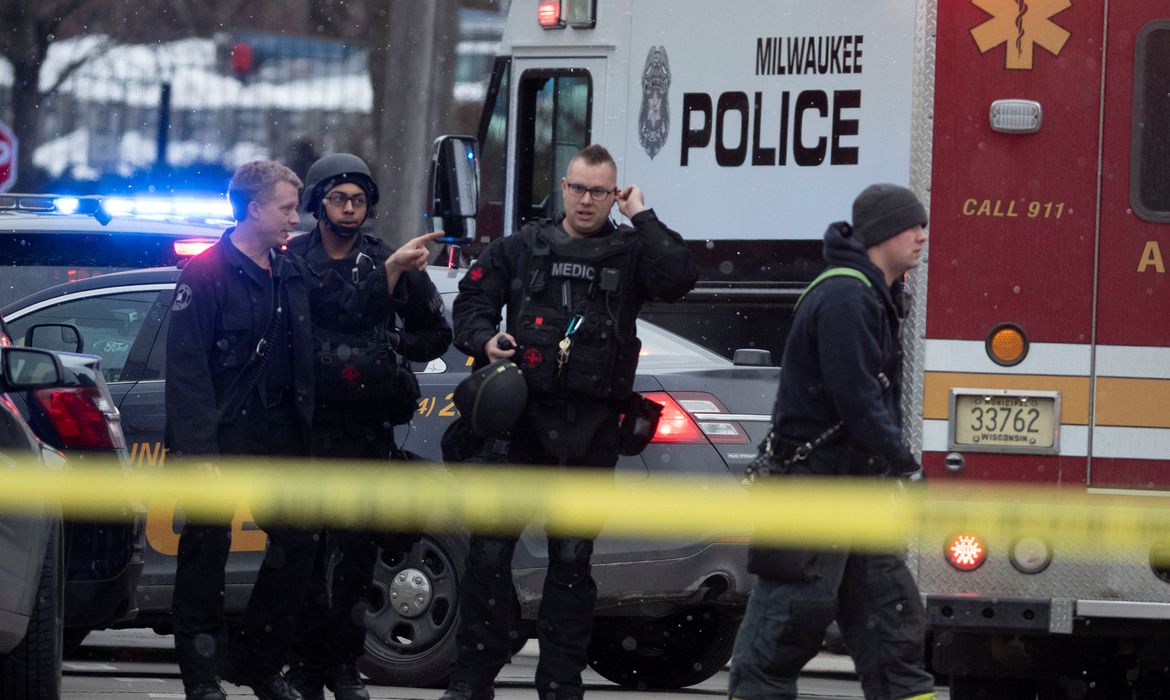Policiais e agentes de emergência trabalham na sede da Molson Coors, em Milwaukee, após tiroteio. 