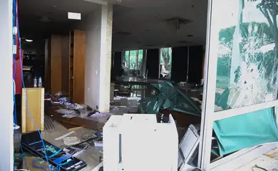 Palácio do Supremo Tribunal Federal e destruído, após atos terroristas no ultimo domingo