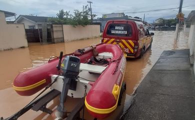 Balneário Camboriú (SC), 17/01/2025 - Carro com barco do Corpo de Bomberos auxilia na ajuda de resgate de pessoas durante chuvas. Foto: CBMSC/Divulgação