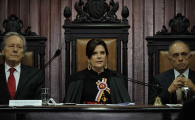 Posse da ministra Maria Elizabeth Rocha no cargo de presidenta do Superior Tribunal Militar. Ao lado, o ministro do STF, Ricardo Lewandowski e o  ministro de Segurança Institucional, José Elito. Foto: José Cruz/Agência Brasil