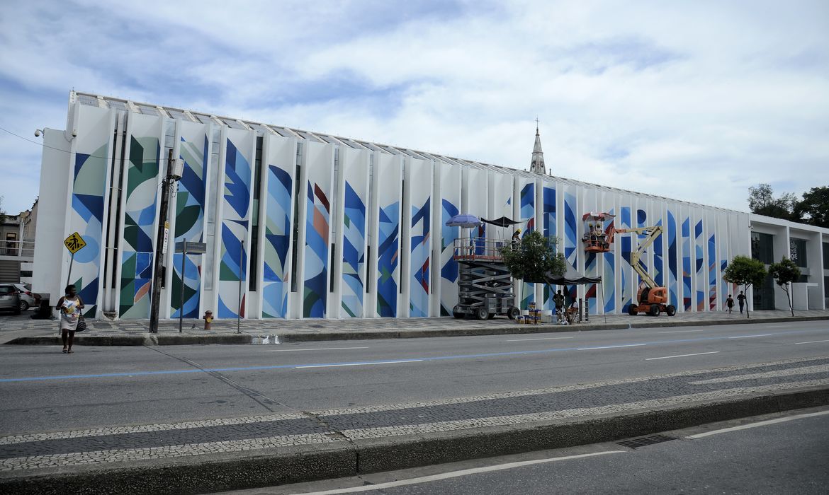 Grafiteiros pintam a fachada da Biblioteca Parque Estadual, no centro do Rio de Janeiro