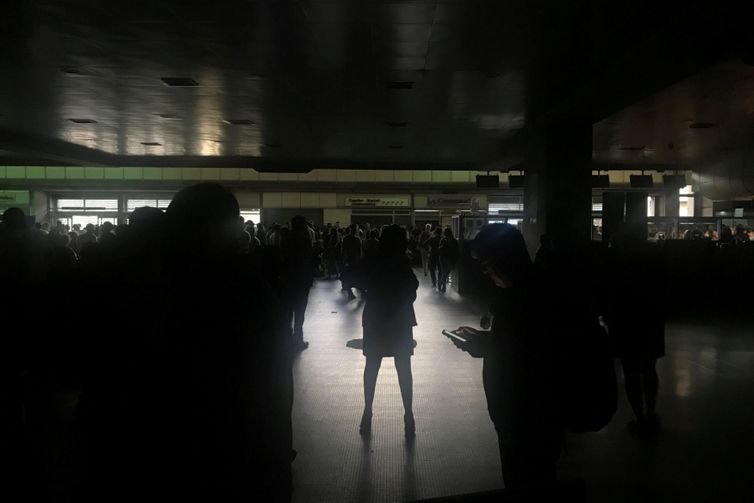 Passageiros durante um apagão no aeroporto internacional Simon Bolivar em Caracas, Venezuela.