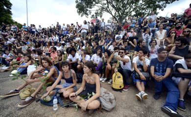 Brasília - Estudantes da UnB fazem ato contra a violência, no Teatro de Arena, em homenagem à estudante do curso de Biologia, Louise Maria da Silva Ribeiro, morta pelo ex-namorado Vinícius Neres (Valter Campanato/Agência Brasil)