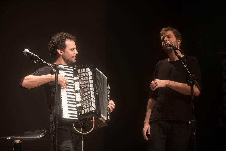 João Cavalcanti e Marcelo Caldi se encontram no Cena Musical