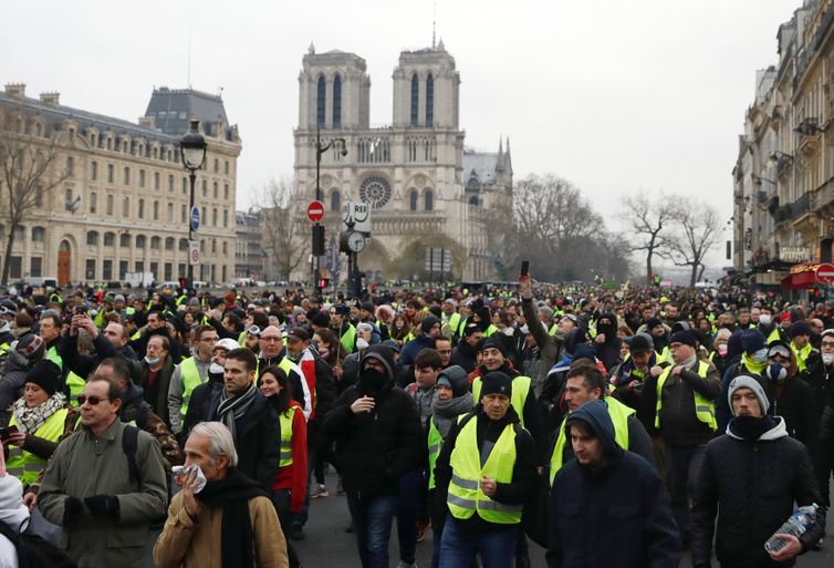 Manifestantes vestindo coletes amarelos durante protestos em Paris, na França.
