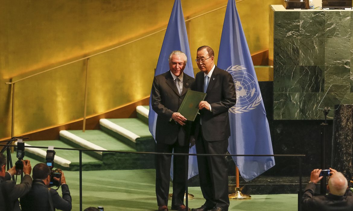 Nova York (EUA) -  Presidente Michel Temer entrega ao secretário-geral da ONU, Ban Ki-moon, documento de ratificação do Acordo de Paris sobre mudança do clima(Beto Barata/PR)