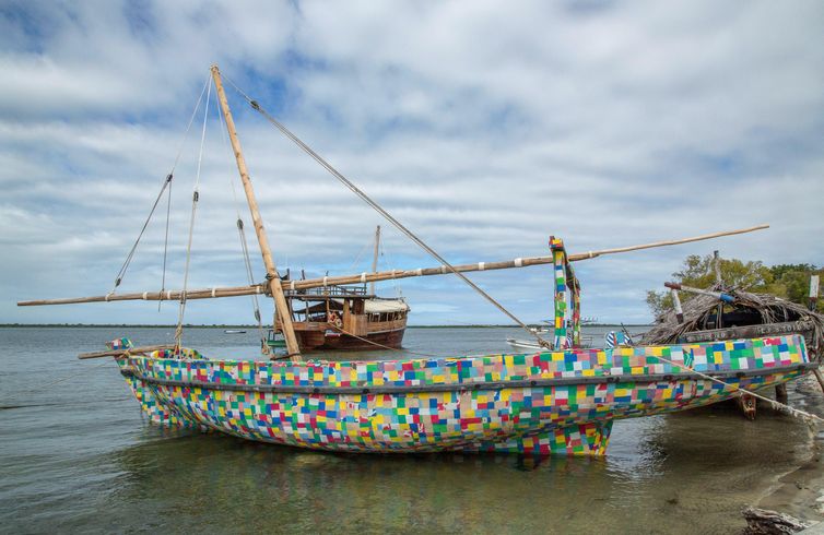 Barco construído em sua totalidade de resíduos de plástico reciclado encontrados na praia da ilha de Lamu, costa norte do Quênia.