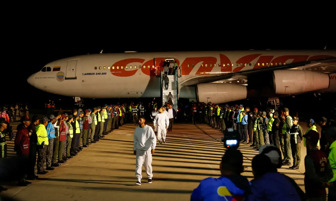 Venezuelan migrants walk following their arrival on a flight after being deported from the United States, in Caracas, Venezuela, March 24, 2025. Reuters/Leonardo Fernandez Viloria/Proibida reprodução