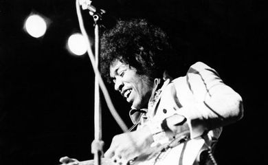 Jimi Hendrix em um solo de guitarra