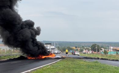 Manifestantes queimam pneus enquanto bloqueiam estradas federais durante um protesto no dia seguinte ao segundo turno da eleição presidencial brasileira, em Várzea Grande, no Estado de Mato Grosso, Brasil.