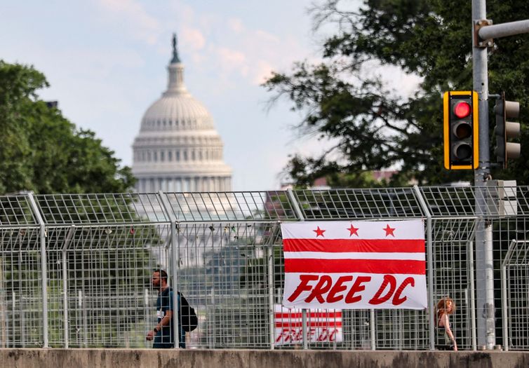 REUTERS/Jonathan Ernst/Proibida reprodução A banner depicting the Washington, D.C., flag with a text reading