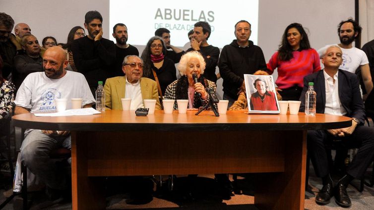 Buenos Aires, Argentina - Avós encontram neto n° 133 sequestrado pela ditadura argentina. Foto: Cris Sille/TELAM