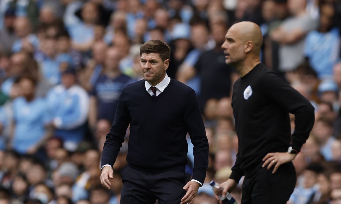 Técnico do Manchester City, Pep Guardiola, ao lado do técnico do Aston Villa, Steven Gerrard