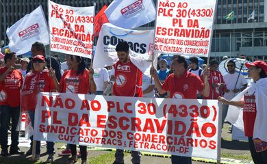 Professores participam de ato em frente ao Palácio do Buriti no Dia da Paralisação Nacional, convocada pela CUT e outras centrais sindicais (Antonio Cruz/Agência Brasil)
