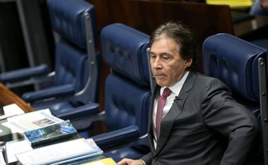 Brasília - Presidente do Senado, Eunício Oliveira, durante sessão para votar a indicação de Alexandre de Moraes para o cargo de ministro no Supremo Tribunal Federal (Marcelo Camargo/Agência Brasil)