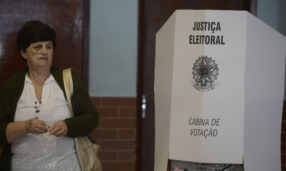 Rio de Janeiro - Manhã de votação com urnas biométricas,  no Colégio Itapuca, em Niteroi (Tânia Rêgo/Agência Brasil)