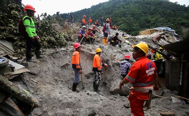 Search and rescue operations continue following a landslide in the village of Masara, Maco, Davao de Oro, Philippines, February 8, 2024. REUTERS/Mark Navales NO RESALES. NO ARCHIVES