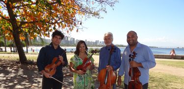 Aguardando autorização - Quarteto da Guanabara em uma de suas formações. Entre os músicos o premiado violinista Daniel Guedes e um dos mais longevos integrantes do Quarteto, Mário Malard.