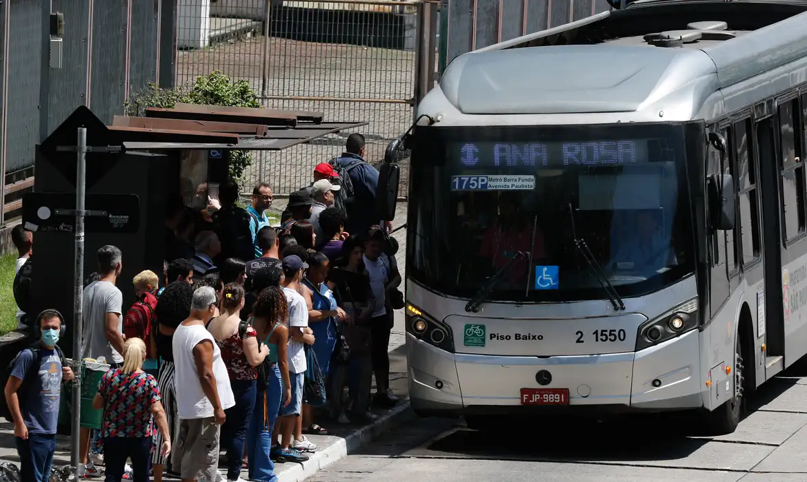 São Paulo (SP), 23/03/2023 - Passageiros optam por ônibus no Terminal Barra Funda, durante a greve dos metroviários em São Paulo que paralisa o Metrô. Foto: Fernando Frazão/Agência Brasil