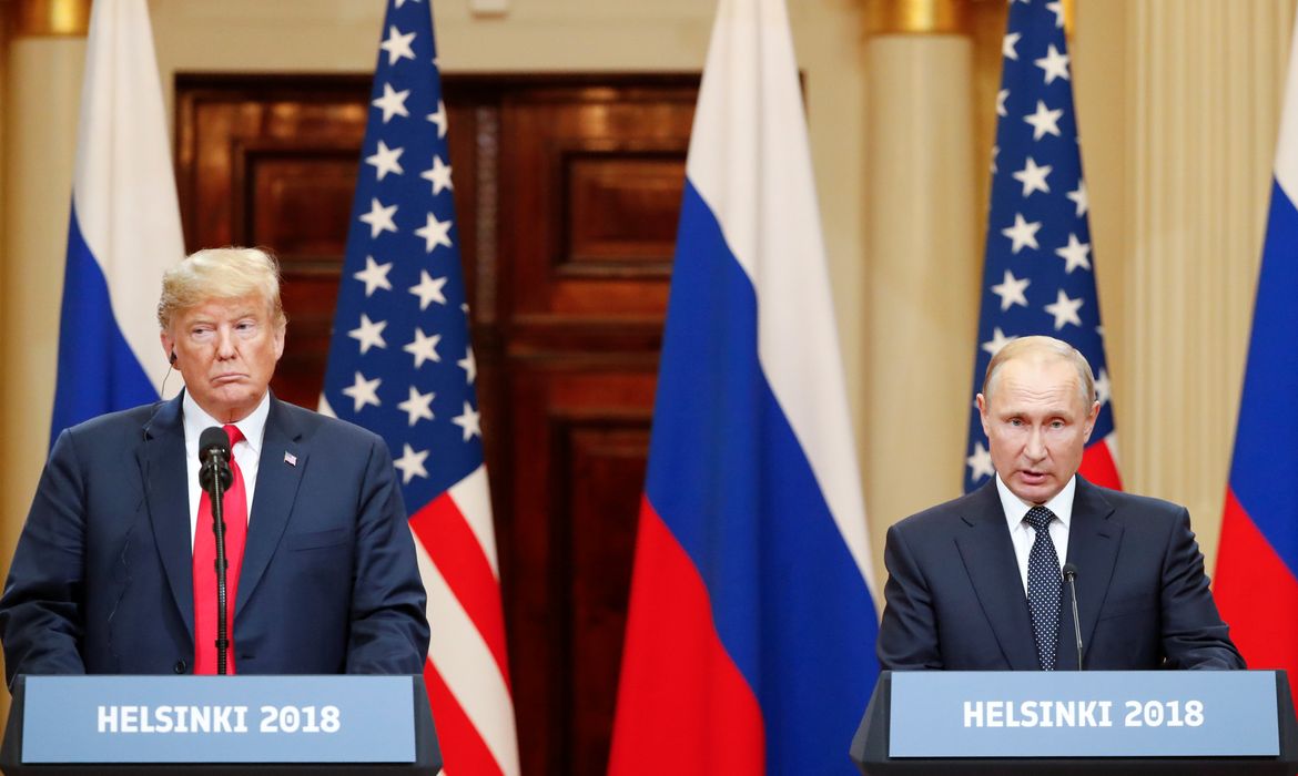 O presidente dos EUA, Donald Trump, e o presidente russo, Vladimir Putin, realizam uma coletiva de imprensa conjunta após a reunião
