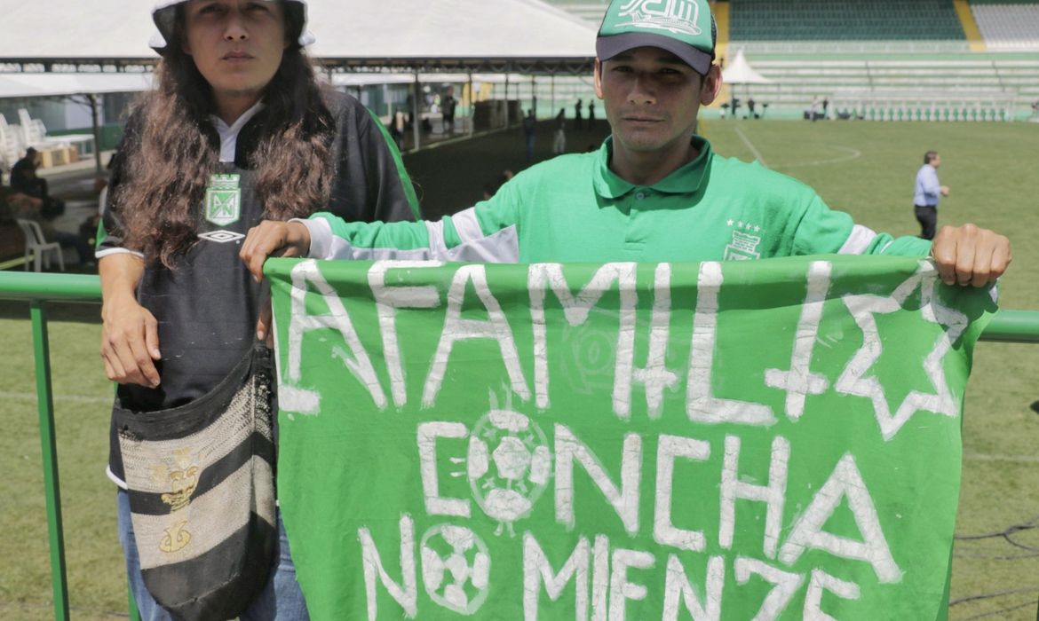 Os colombianos Daniel Ojeda e Fernando Bolaño se unem aos torcedores que fazem vigília no estádio da Chapecoense