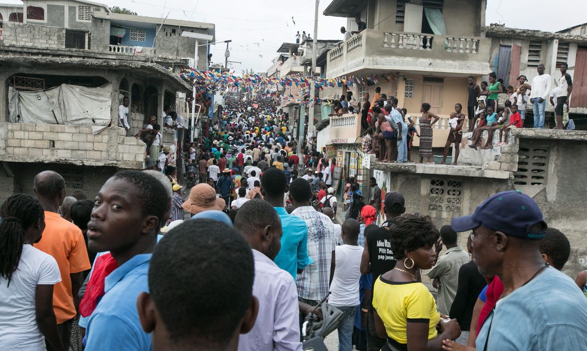 Milhares de haitianos saíram às ruas, neste domingo (24), para exigir a renúncia do presidente Michel Martelly