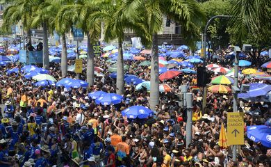  Monobloco arrasta multidão pelo centro do Rio.