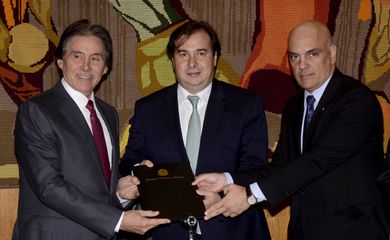 Os presidentes do Senado, Eunício Oliveira, e da Câmara, Rodrigo Maia, recebem do ministro do STF Alexandre de Moraes o anteprojeto de lei sobre o combate ao tráfico de drogas, armas e lavagem de dinheiro, em reunião na Câmara.