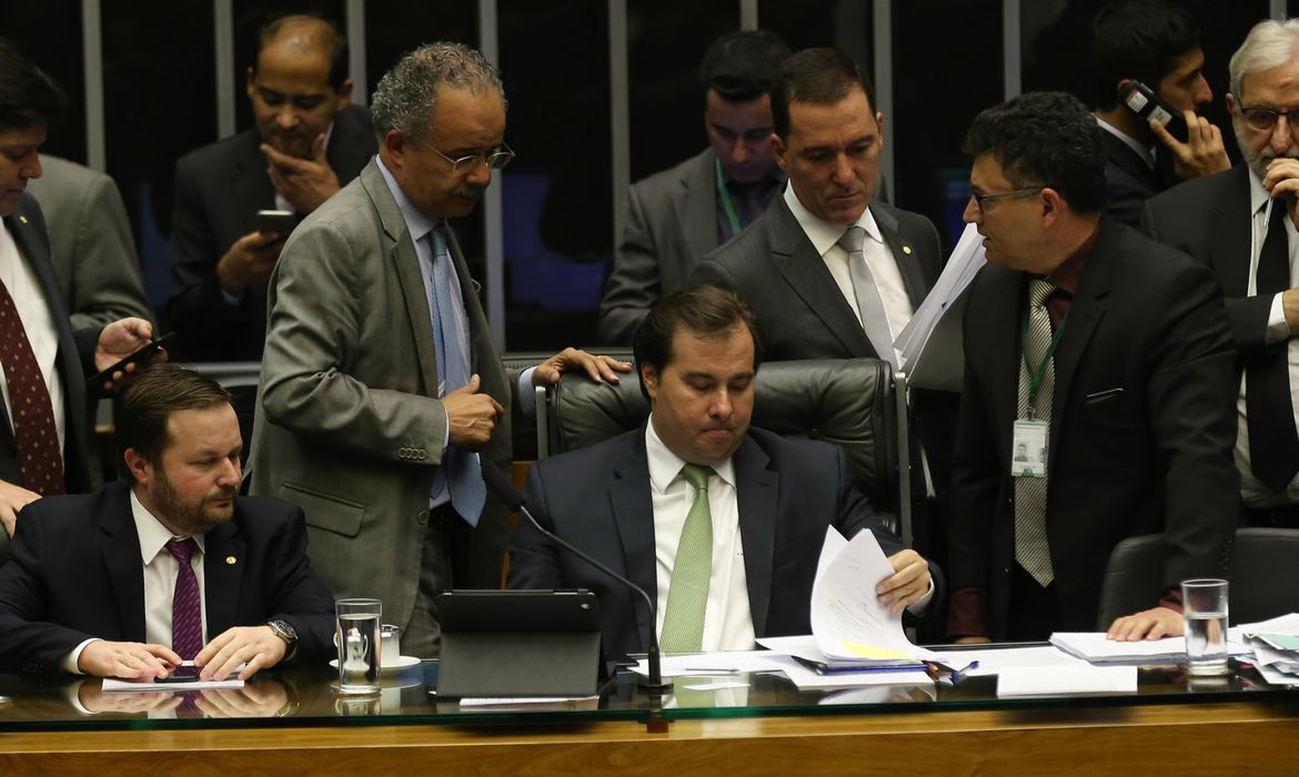 Brasília - O deputado Vicente Cândido, relator da reforma política,e o presidente da Câmara, Rodrigo Maia, durante sessão para votar a PEC (Fabio Rodrigues Pozzebom/Agência Brasil)