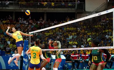 Seleção brasileira em confronto contra Camarões, pelo Pré-Olímpico de vôlei feminino, disputado em Uberlândia (MG).