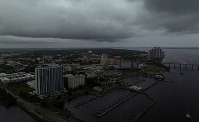 Imagem feita por drone mostra nuvens de tempestade sobre o rio Caloosahatchee em meio à aproximação do furacão Milton de Fort Myers, no Estado norte-americano da Flórida
08/10/2024 Reuters/Ricardo Arduengo/Proibida reprodução