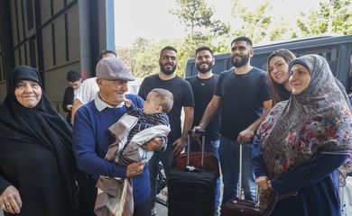 Guarulhos (SP) 08/10/2024  Brasileiros que estavam no Líbano, desembarcam na Base Aérea de São Paulo  na Operação “Raizes do Cedro” em Guarulhos. Familia Khechen. Foto Paulo Pinto/Agencia Brasil