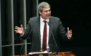 Brasília - O senador Lindberg Farias discute a PEC 55, que limita os gastos públicos pela variação da inflação  (Fabio Rodrigues Pozzebom/Agência Brasil)